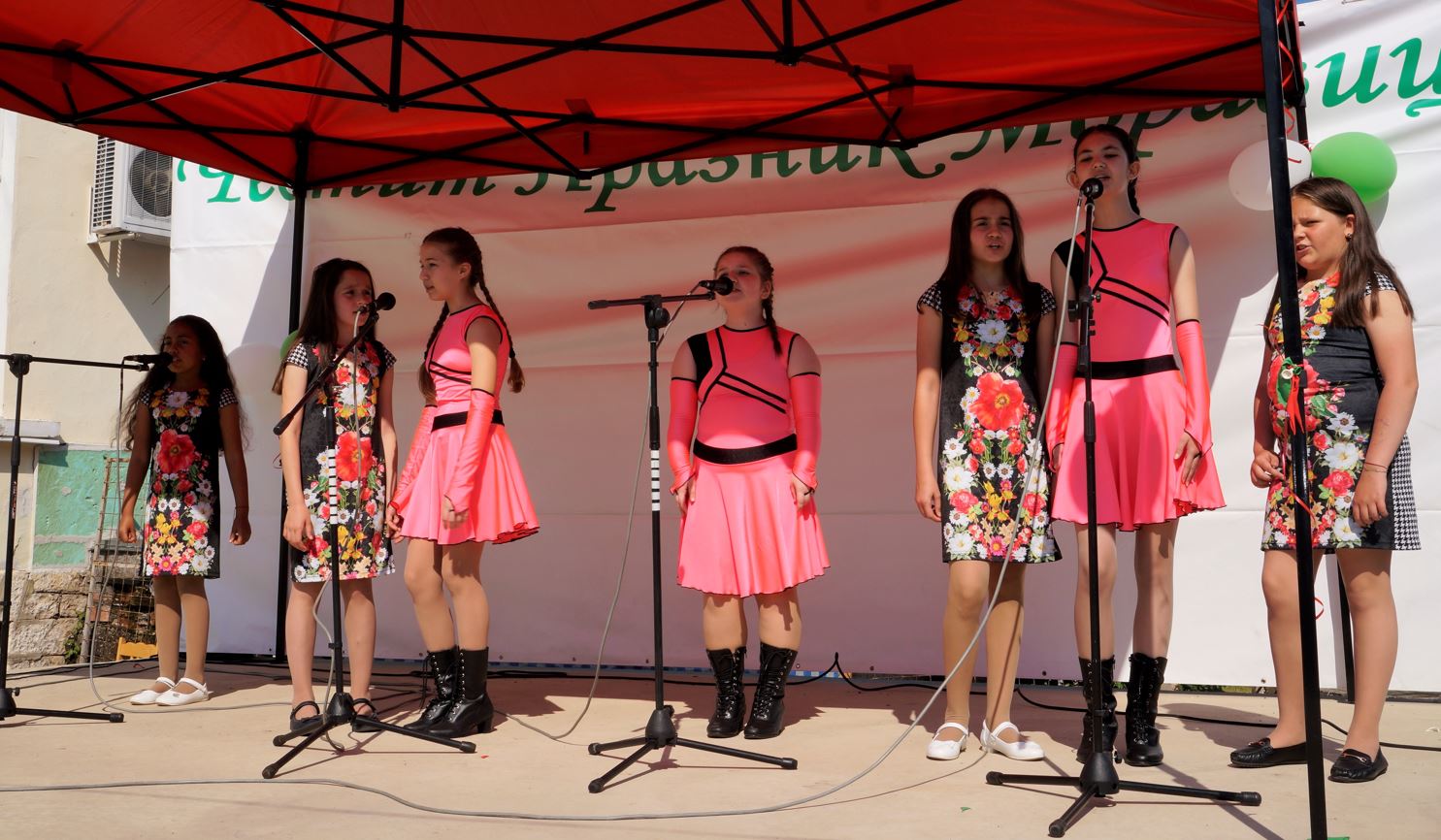 Кръшно българско хоро̀ под пролетния дъжд увенча празника на Моравица